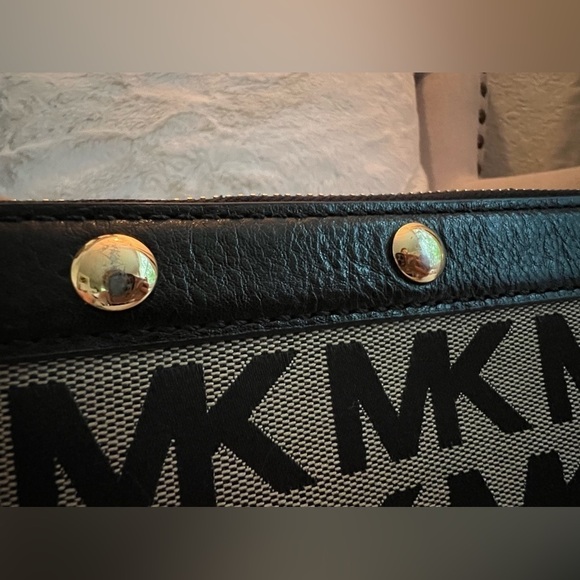 Pre-Owned Michael Kors Delancy Black Monogram Continental Wallet. - Picture 8 of 9